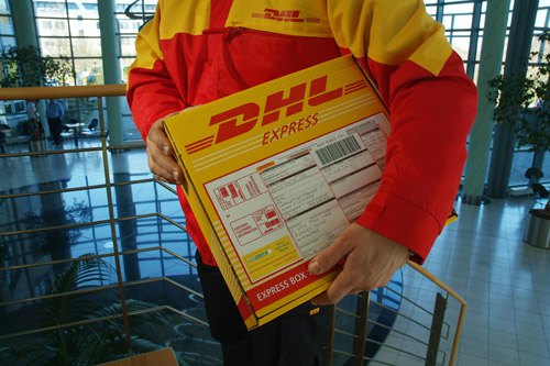 Компания DHL Express готовится возобновить доставку посылок частным клиентам. 